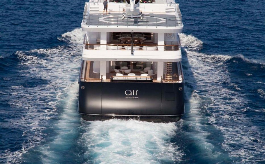 who owns motor yacht air