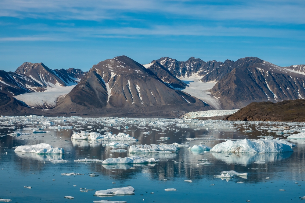 Stunning,Landscapes,With,Jagged,Mountain,Peaks,,Glaciers,And,Icebergs,Along