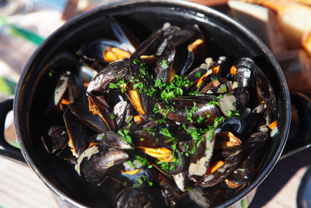 Black,Mussels,Garnished,With,Parsley,In,A,Pot,On,A