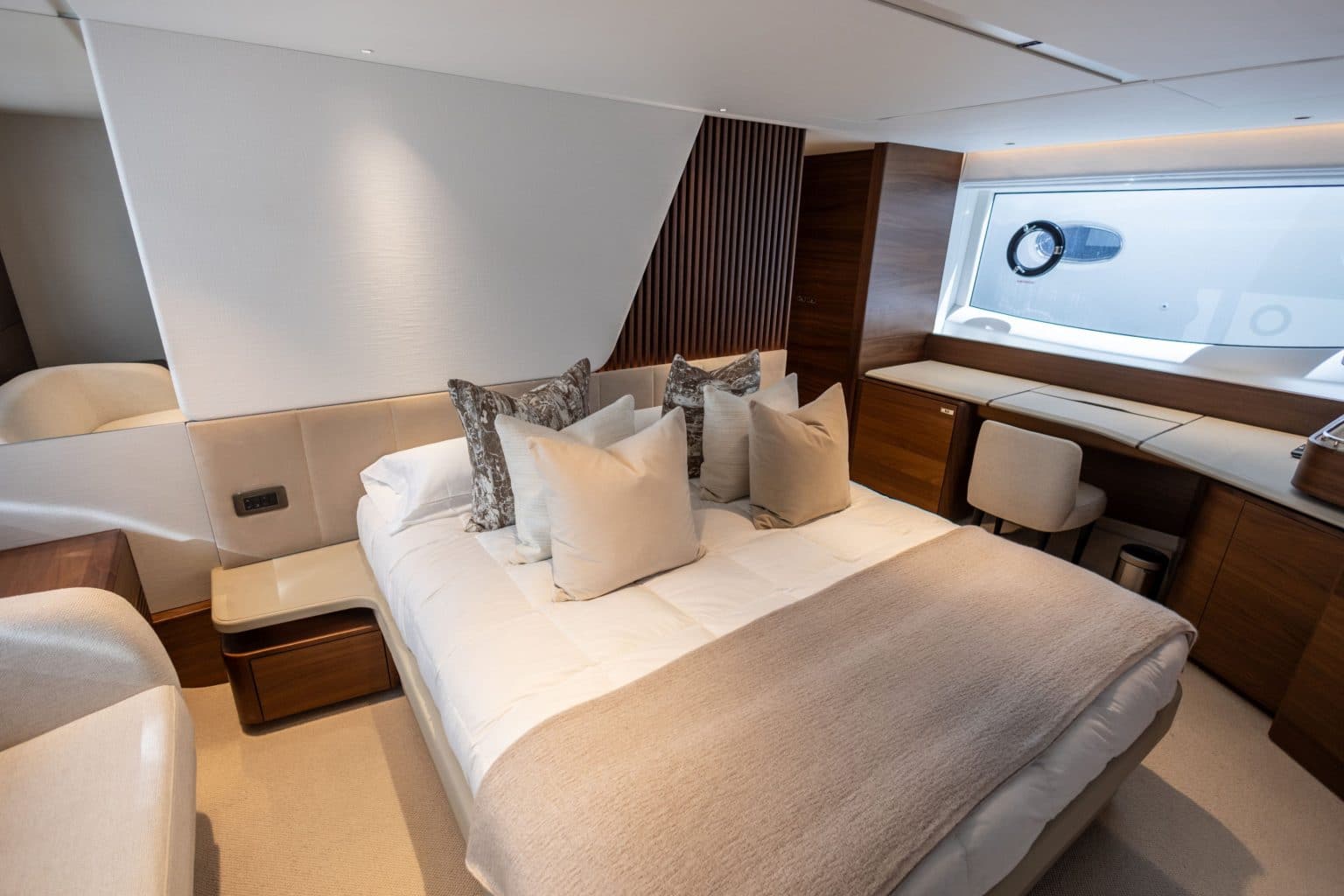 jpeg-optimizer_Y72'SohazIV' Master Cabin 2