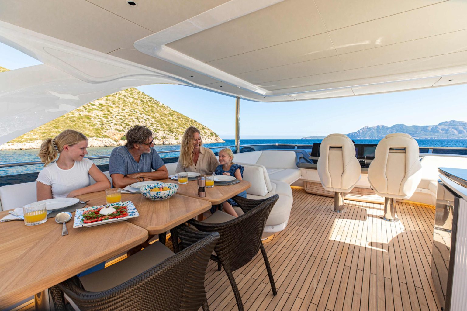 jpeg-optimizer_y80-exterior-flybridge-lifestyle-1