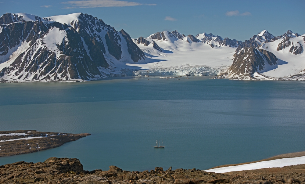 Raudfjorden,,Red,Fjord,With,Mountains,On,The,Peninsula,Of,Vasahalvoya,
