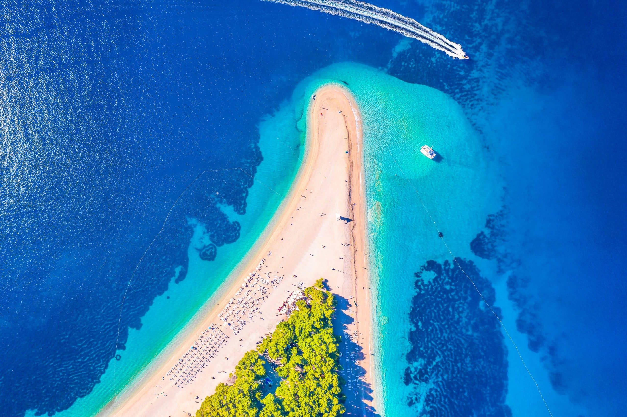 shutterstock_2149026235 Aerial view at famous beach Golden Horn, Bol riviera