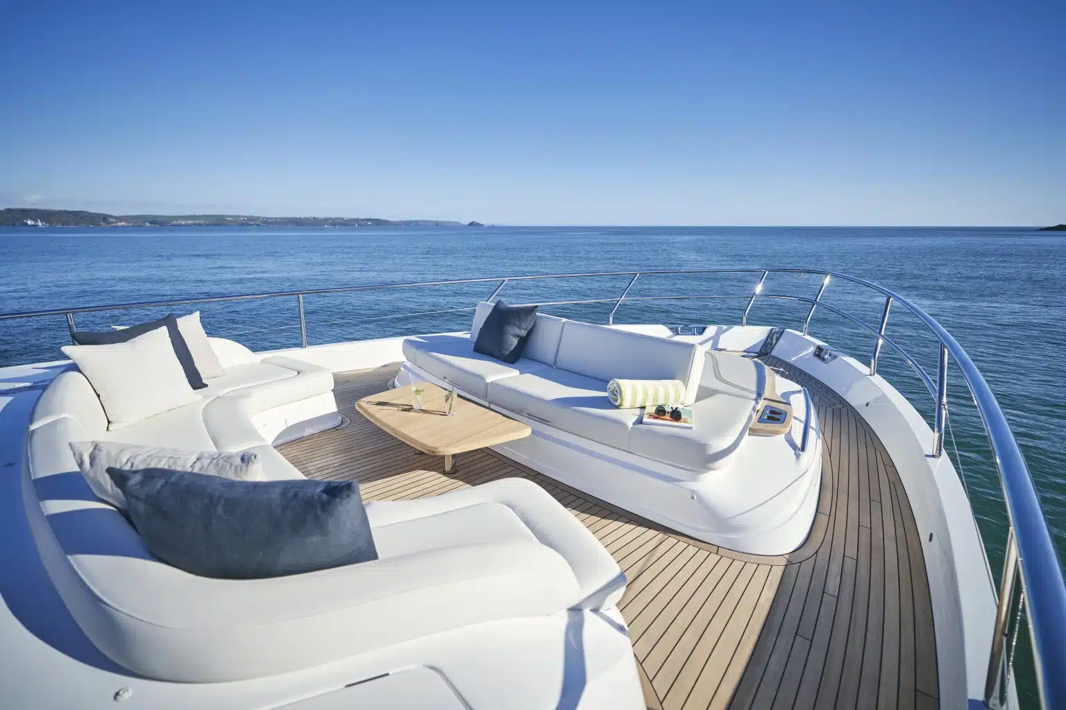 y72-exterior-bow-seating-2