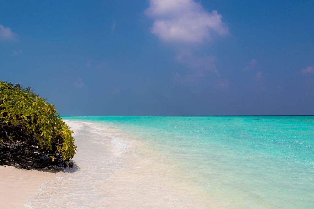 Natural,Tropical,Sandbank,Islands,With,Color,Gradient,In,The,Water