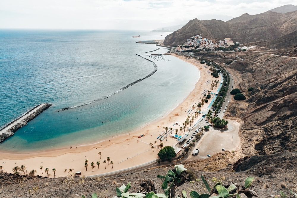 Beautiful,View,Of,The,Sandy,Beach,And,Mountains,With,The