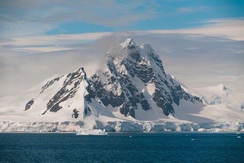 Antarctica,Stunning,Mountain,Peak,Covered,In,Snow,And,A,Lone